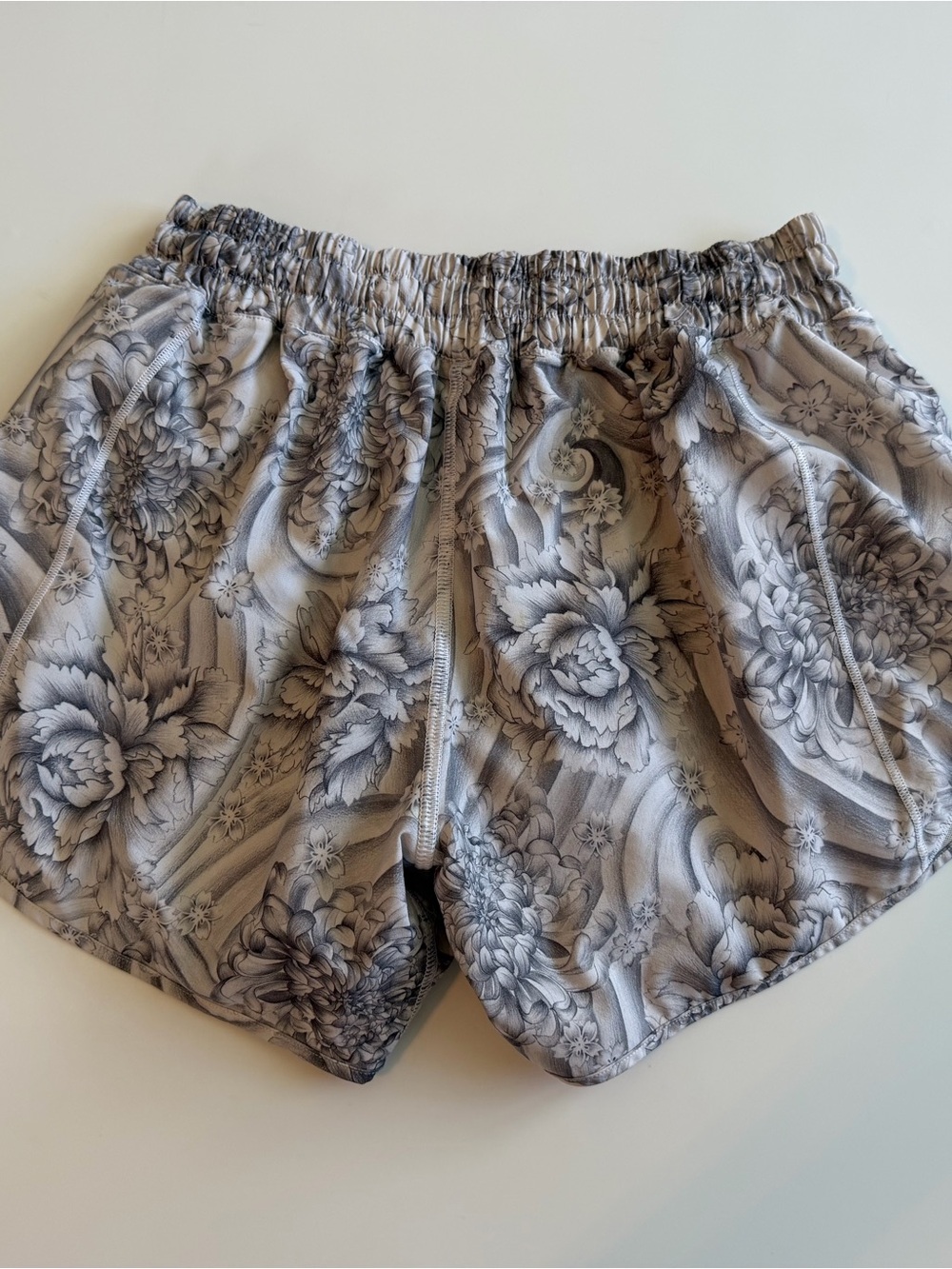 Lululemon Hotty Hot 4” Running Shorts Mini Twine White Floral Size 6 Tennis Yoga - Picture 6 of 12